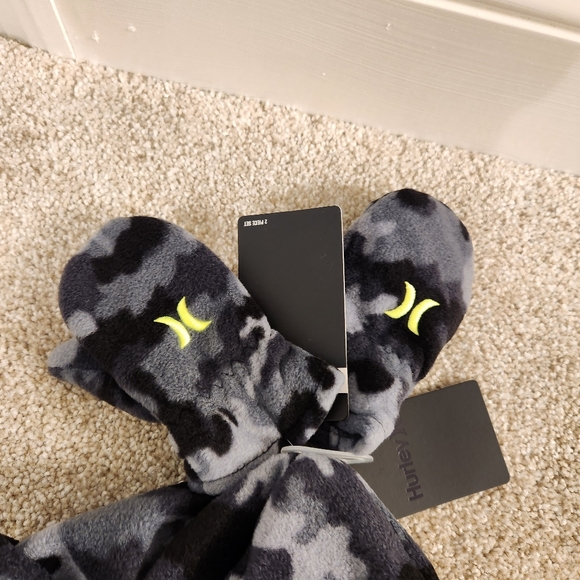 NWT Toddler Boys Grey Camo Hurley 2pc Set Includes Hat and Gloves - Picture 3 of 5